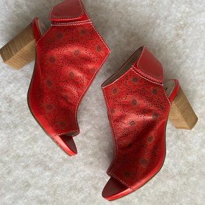 L' Artiste by Spring Step "Fab" Red Soft Leather Ankle Wrap Open Toe Shootie 37M